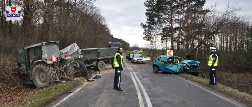 Wypadek w Wólce Pukarzowskiej. Czołowe zderzenie traktora z osobowym oplem. Jedna osoba ranna (ZDJĘCIA)