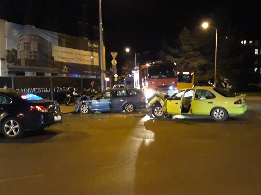 Wypadek BMW i forda na Zachodniej. Dwie osoby w szpitalu 