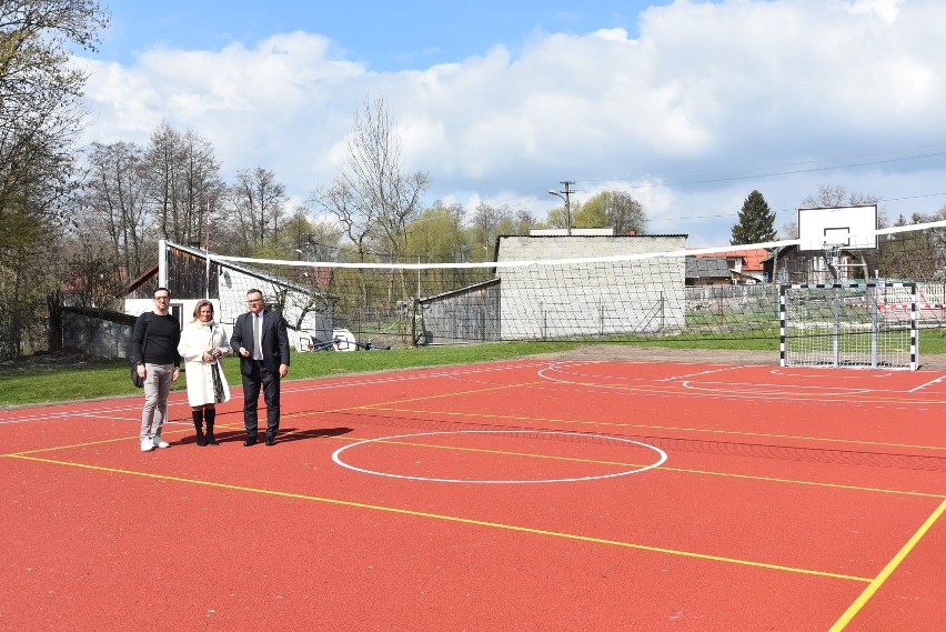 Nowoczesne boisko sportowe powstało w centrum Iwanisk. Zobaczcie na zdjęciach jak wygląda