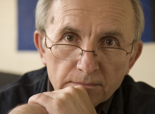 Janusz Czapiński jest psychologiem społecznym. Od 2000 roku kieruje Radą Monitoringu Społecznego