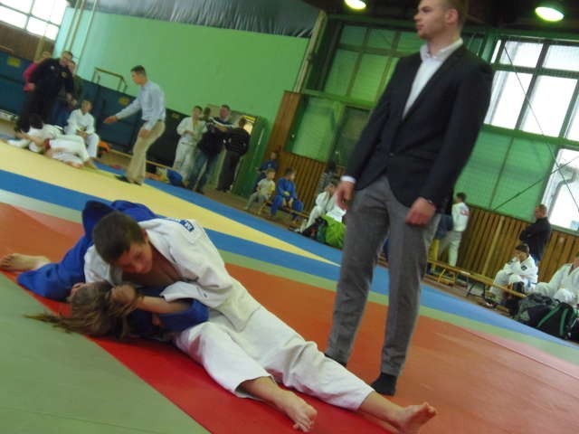 Nie brakowało emocjonujących pojedynków w trakcie festiwalu judo dzieci w Grudziądzu. Na jednej z sześciu mat walczą Mikołaj Wieczorek (Olimpia Grudziądz) oraz Emila Skarbek (Gwardia Bydgoszcz). Górą w pojedynku była ta druga