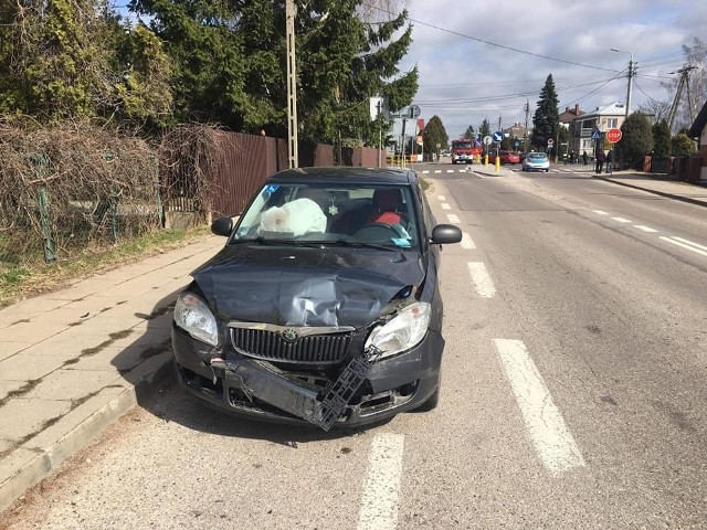 Do groźnego zdarzenia doszło w czwartek, 21 marca, około godziny 11. Strażacy z Knyszyna zadysyponowani zostali do wypadku z udziałem dwóch pojazdów.Zdjęcia udostępnione dzięki uprzejmości OSP Knyszyn