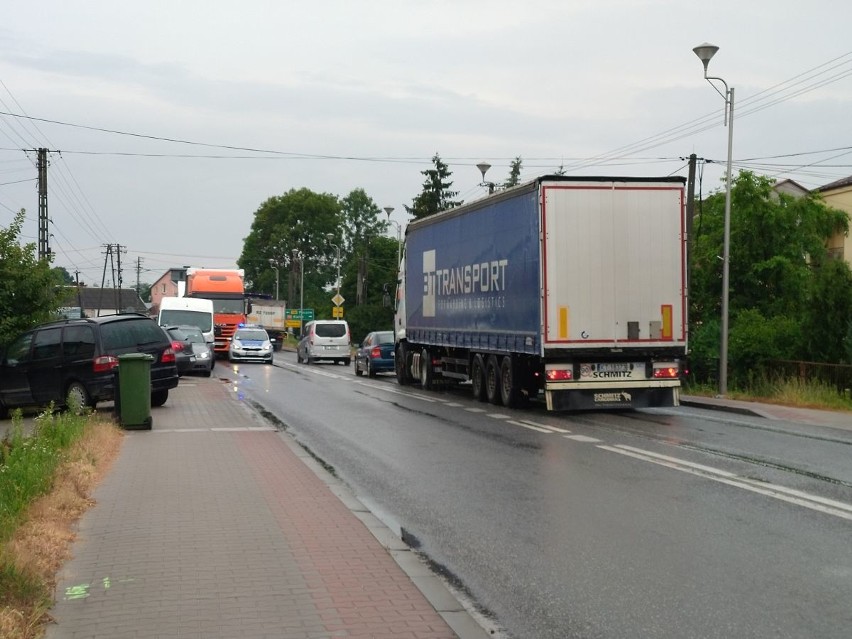 W Morawicy na drogę wypadły transportery z piwem (WIDEO, zdjęcia)