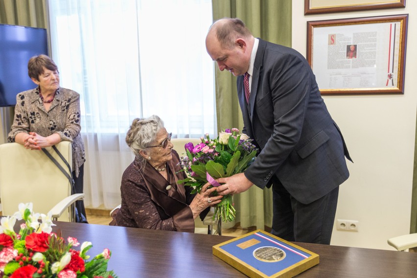 Aurelia Liwińska z Torunia wraz z marszałkiem Piotrem...