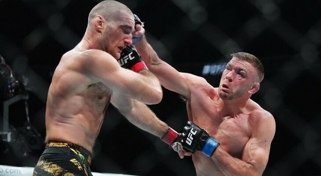 Afrykaner Dricus Du Plessis (z prawej) pokonał niejednogłośną decyzją obrońcę tytułu UFC Amerykanina Seana Stricklanda na gali w Toronto