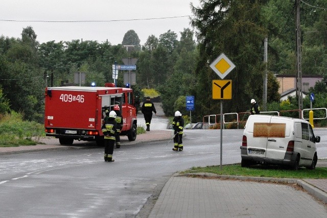 Przez godzinę utrudniony był w środę ruch pomiędzy zjazdem z DK 94 a ul. Hrubieszowską w Sławkowie. Wszystko przez ciągnącą się przez dwa kilometry plamę oleju napędowego, który wyciekł z nieustalonego dotychczas pojazdu.