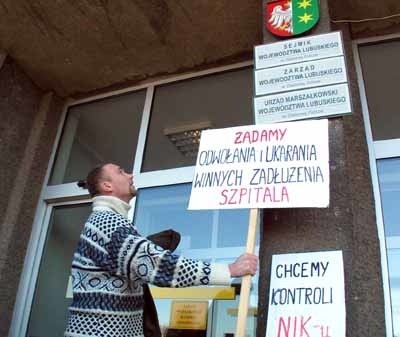 W jednym szeregu stanęli działacze Solidarności i Samoobrony. Paweł Raszyk domagał się wstrzymania procesu restrukturyzacji szpitala.