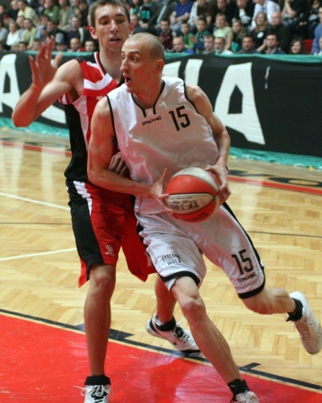Koszykarze Stali Stalowa Wola (z piłką Maciej Klima) w najbliższym sezonie mogliby nie martwić się o utrzymanie w ekstraklasie.