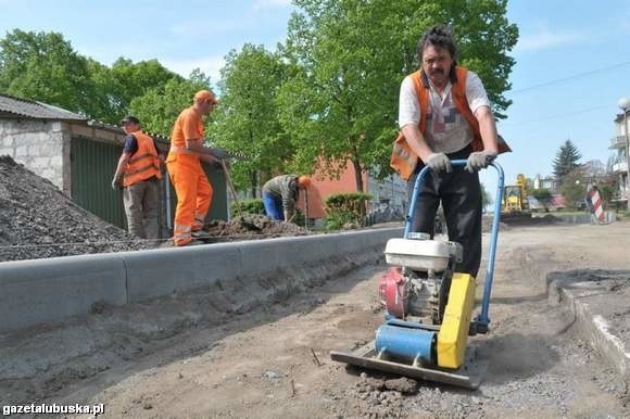 Ośrodek Doradztwa Rolniczego na głównej uliczce będzie miał odtąd polbruk. Wpierw trzeba było jednak wykorytować starą drogą i ubić podłoże, co czyni Wiesław Jasiński z zielonogórskiego Mag-Budu(fot. Krzysztof Kubasiewicz)