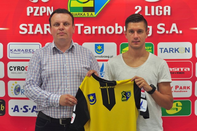 Kamil Radulj (z prawej) został nowym zawodnikiem Siarki Tarnobrzeg. 28-letni pomocnik ostatnio związany ze Stalą Mielec.