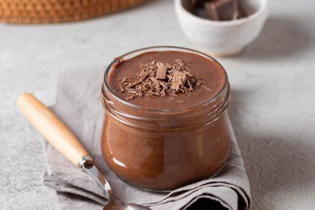 Domowy budyń czekoladowy przed podaniem warto posypać posiekaną ciemną czekoladą.