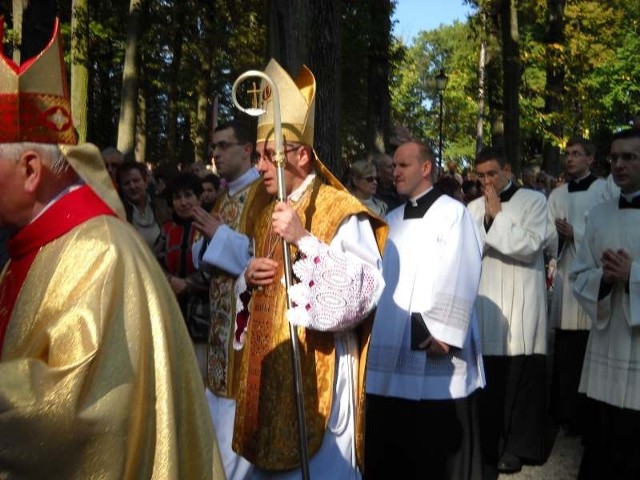 Około 2 tysięcy wiernych wzięło udział w uroczystej mszy świętej w klasztorze franciszkanów w Prudniku Lesie.