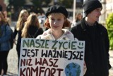 Młodzieżowy Strajk Klimatyczny 2019 w Lesznie. Uczniowie biorą udział w Proteście Tysięcy Miast dla obrony klimatu