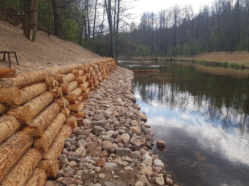 Czarna Hańcza otrzymała pomoc. Najdłuższa rzeka na terenie Suwalszczyzny ma nowe umocnienia (zdjęcia)
