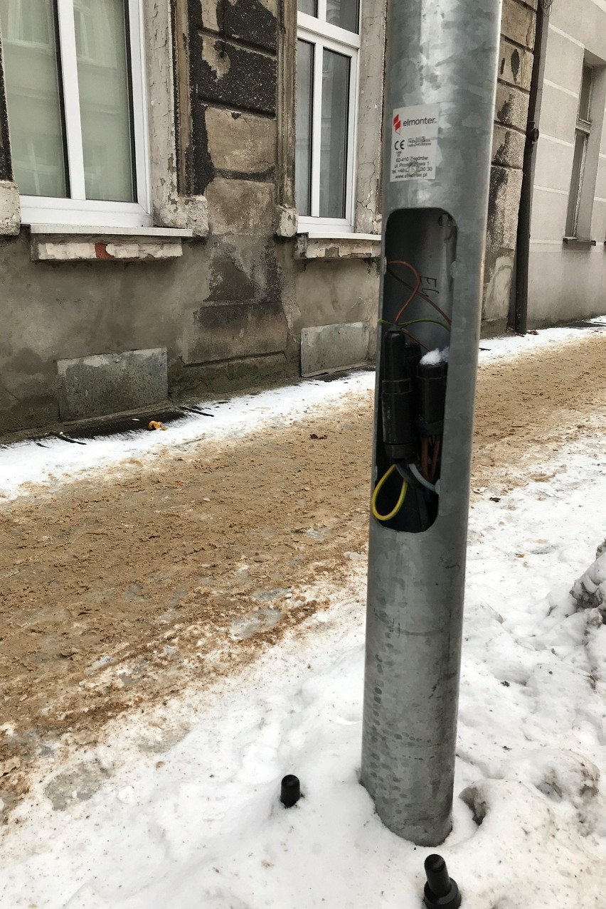 Śnieg pada na odkryte przewody elektryczne lampy przy ulicy Kołłątaja w Słupsku. ZIM przypomina, gdzie zgłaszać usterki [ZDJĘCIA]