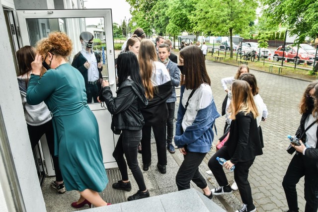 Egzamin ósmoklasisty odbywa się w reżimie sanitarnym. W SP nr 35 w Bydgoszczy zdaje go 43 uczniów.