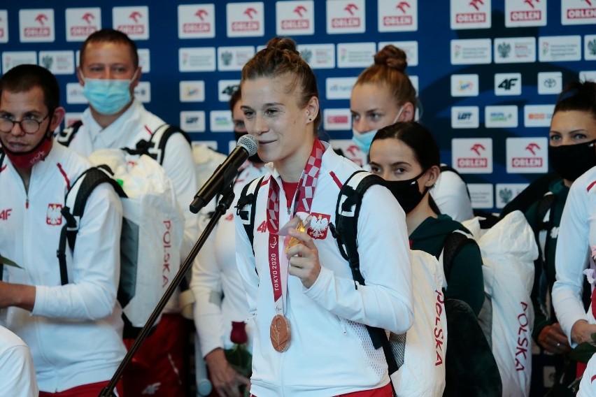 Koniec Igrzysk, paraolimpijczycy wrócili do Polski. Przywieźli ze sobą 25 medali [ZDJĘCIA]