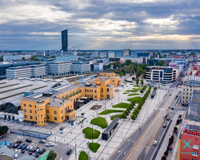 Oryginalne zdjęcia, efektowne filmy, a nawet założenie własnego biznesu. Takie możliwości oferuje latanie dronem. Jednak, aby poruszać się w przestrzeni powietrznej Wrocławia, należy pamiętać o zasadach.Przepisy dotyczące latania dronami regulują kategorie, maksymalną wysokość lotu, minimalny wiek, wykonanie check-in'u w aplikacji oraz obowiązek rejestracji pilota.Zobacz jak Wrocław prezentuje się na zdjęciach z drona i przeczytaj poradnik objaśniający szczegóły przepisów na kolejnych slajdach - po galerii poruszaj się za pomocą strzałek albo gestów na smartfonie