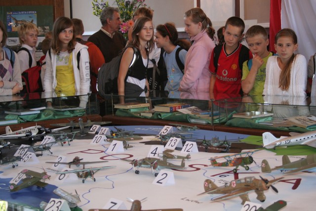 Na otwarcie wystawy przyszło dużo młodzieży. Z zainteresowaniem modele samolotów oglądały też dziewczęta.
