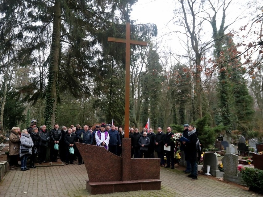 Kwiaty na grobach ofiar Grudnia`70. W poniedziałek główne uroczystości 