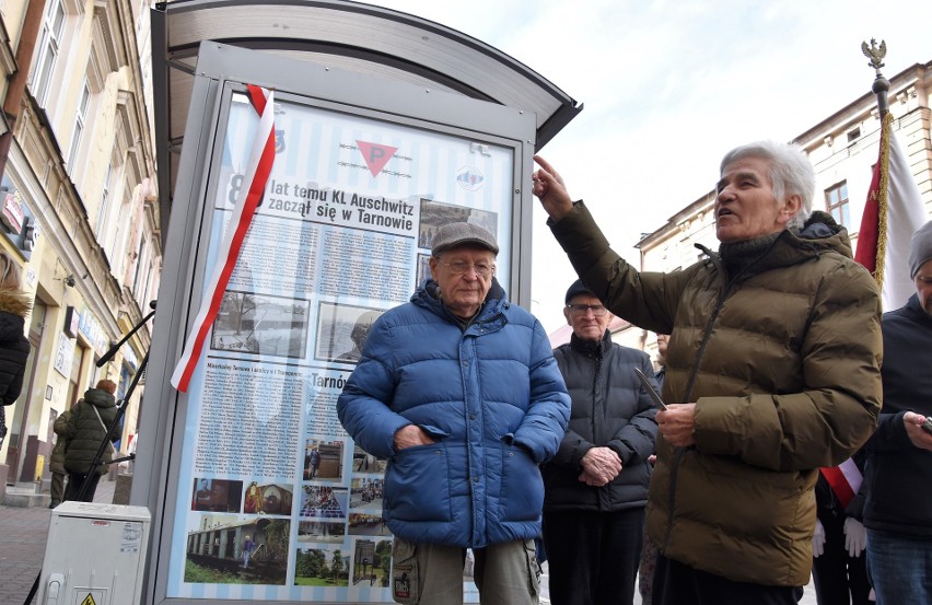 O I transporcie mówią plansze umieszczone na jednej ze ścian...