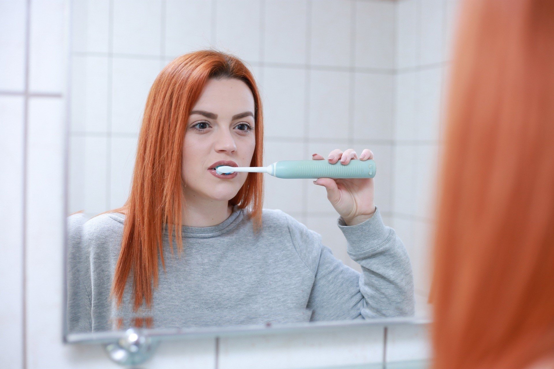 Szczoteczka soniczna do mycia zębów – jak działa, jak jej używać i czy  warto ją kupić? Co jest lepsze: szczoteczka soniczna czy elektryczna? |  Strona Zdrowia