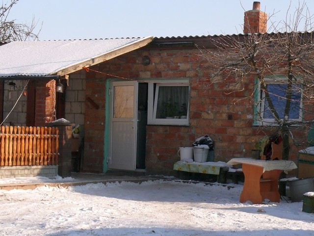 W tym domu w 12 stycznia ubiegłego roku śmiertelnie zaczadział 57-letni mężczyzna w Zdziechowicach w powiecie stalowowolskim. Jego żonę zdołano jeszcze uratować.