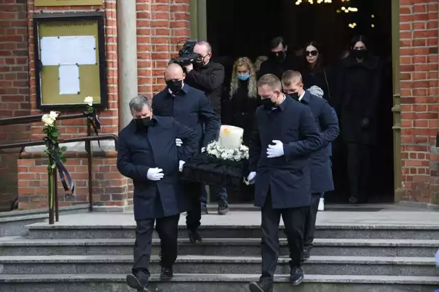 W poniedziałek pochowano Mirosława Karkosika. Sponsor i wielki przyjaciel toruńskiego żużla spoczął w rodzinnym grobowcu w Ciechocinku.Mirosław Karkosik był najmłodszym ze znanych braci biznesmenów. Starsi to Ryszard oraz Roman, jeden z najbogatszych Polaków. Ostatnio Mirosław prowadził znaną sieć sklepów "Jubiler Karkosik". Wcześniej założył jubilerską sieć "Eliza", która potem przejął Jego brat Roman.Dużą popularność przyniosło mu zaangażowanie w sponsorowanie żużla. Przez wiele lat wspierał Wiesława Jagusia, w 2006 roku aktywnie działał w Unibaksie, gdy żużlowy klub przejął jego brat, Roman.Mirosław Karkosik zmarł po długiej i ciężkiej chorobie. Urodził się w 1961 roku, 3 sierpnia skończyłby 59 lat. Miał żonę Elżbietę, osierocił dwoje dzieci - Dawida i Martę.