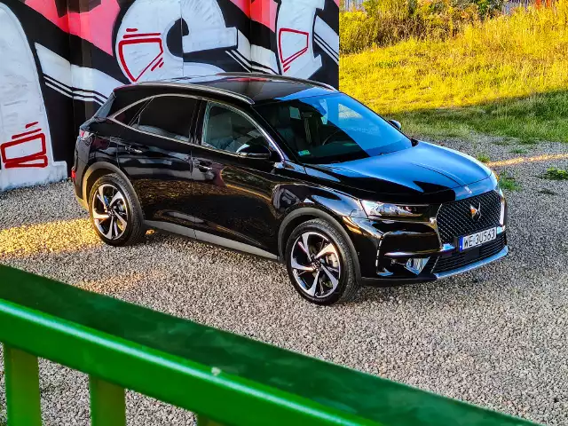 To moje kolejne spotkanie z DS 7 Crossback i za każdym razem, gdy mam nazbierany komplet wad dla tego auta, po pewnym czasie pojawia się dziwna nostalgia i wszystkie irytujące cechy przestają mieć znaczenie. To nie jest auto idealne i daleko mu do takiego miana, ale nie da się ukryć, że francuska propozycja z segmentu premium ma w sobie to coś, co przyciąga i trochę gra na uczuciach. Jak w codziennym użytkowaniu spisuje się najmocniejsza odmiana DS 7 Crossback i czy hybryda plug-in ma sens?Fot. Kamil Rogala