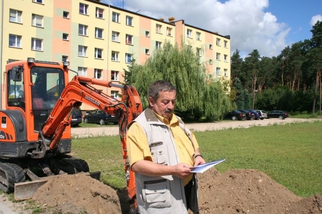 Prezes Jacek Bogdan pokazuje miejsce, gdzie będzie plac zabaw