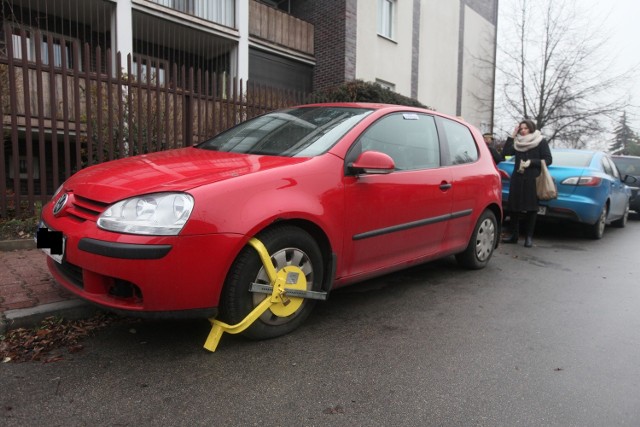 Źle zaparkowany samochód należący do prezydenta Andrzeja Dudy.