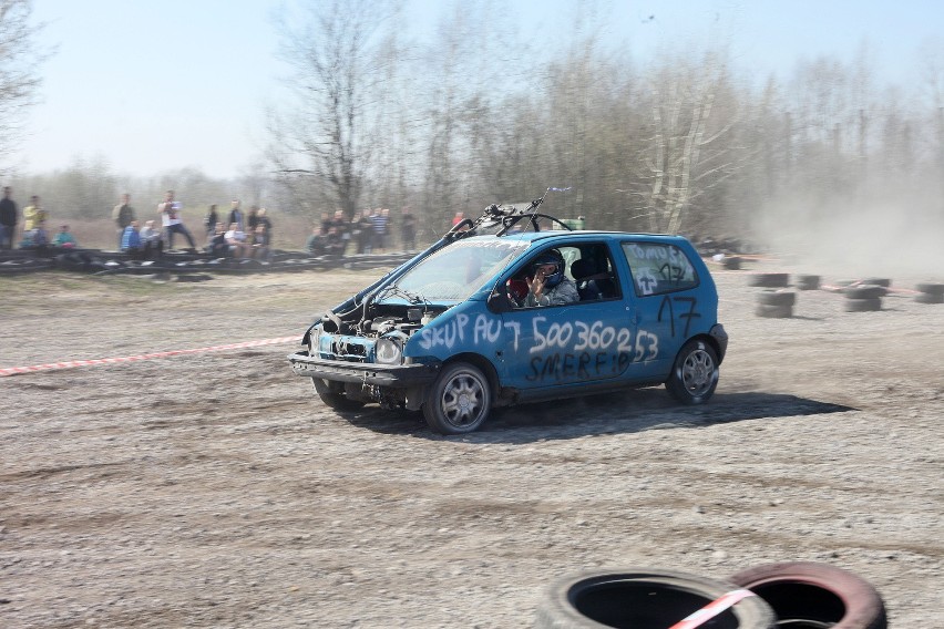 Destruction Derby Krk: wyścigi samochodowe w Krakowie [ZDJĘCIA]