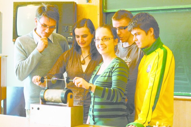- Fizyka uczy myśleć i rozwiązywać problemy - mówią studenci. Na zdjęciu od lewej: Piotr Marny-Janusz, Marzena Lisiecka, Marlena Garczewska, Paweł Janic i Piotr Zeman.
