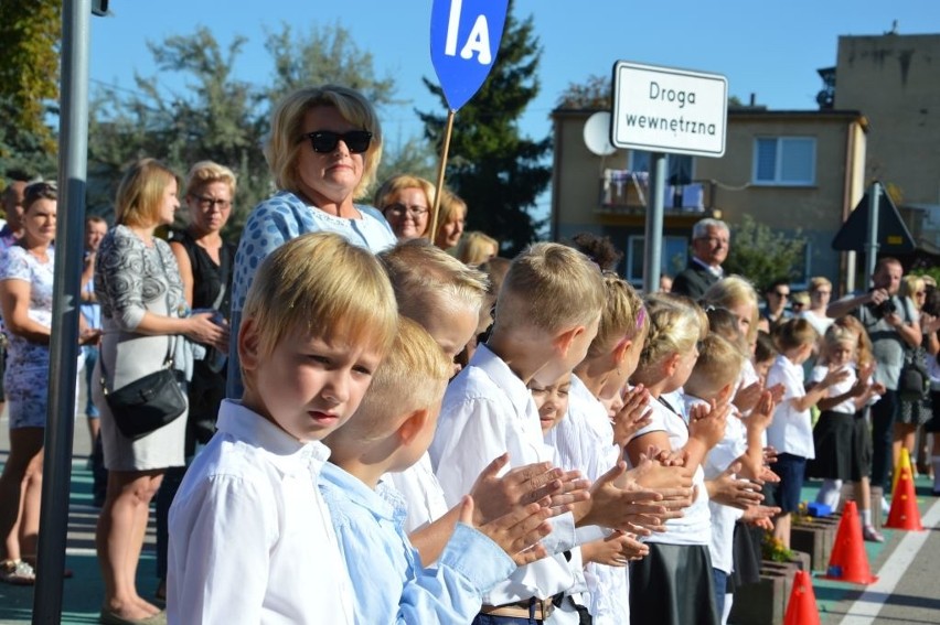 Początek roku szkolnego w Ostrowcu. Pierwszy dzwonek dla ośmiu tysięcy uczniów