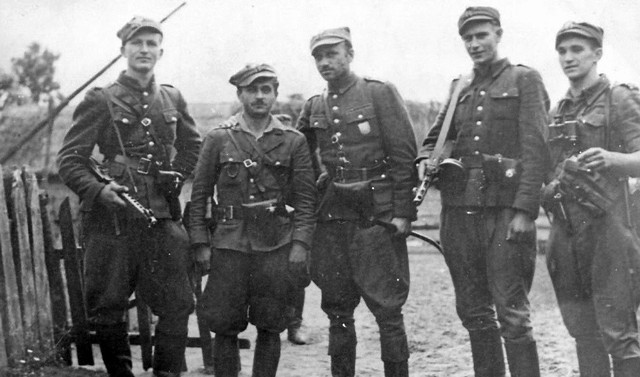 Żołnierze 5. Wileńskiej Brygady AK, w środku - mjr Zygmunt Szendzielarz „Łupaszka”