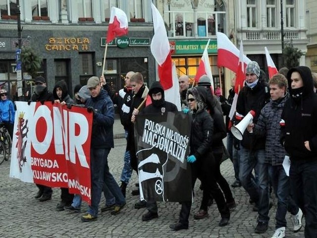 Środowiska skrajnie prawicowe oraz lewicowe stają się coraz bardziej aktywne. Za opublikowanie danych osobowych na swoich stronach mogą odpowiedzieć przed sądem.