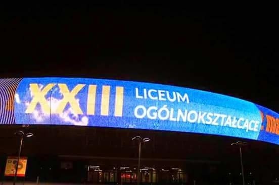 Kraków. XXIII LO próbuje zaprosić do siebie uczniów gigantyczną reklamą