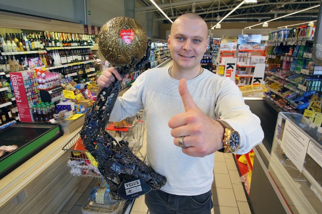 Kamil Cedro w swoim markecie Lewiatan w Łopusznie. Tu - na stoisku z alkoholami wystawił wylicytowany  Puchar Ligi Mistrzów. Każdy może przyjść i zrobić sobie z nim zdjęcie.