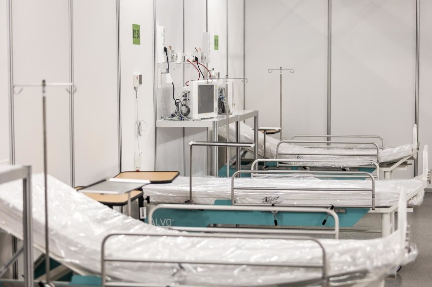 Szpital tymczasowy w halach AmberExpo czeka na pacjentów.