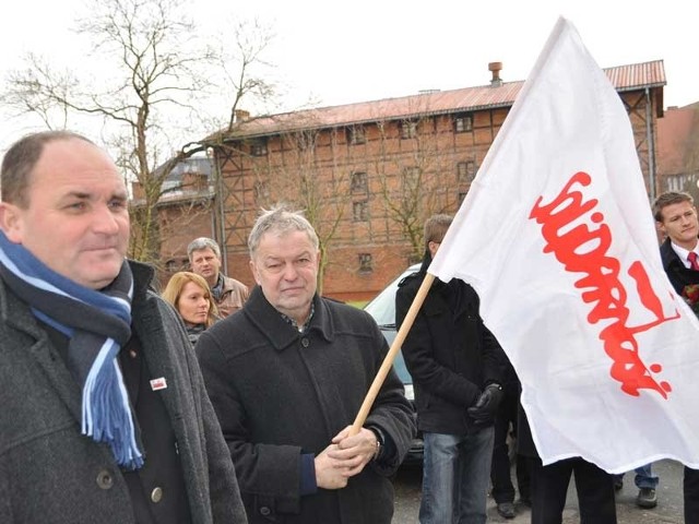 Delegacje związkowe i zakładów pracy uczciły 30. rocznicę składając wiązanki kwiatów pod tablicą pamiątkową. 