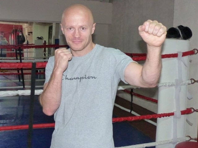 Treningi prowadzi były pierwszoligowy bokser Wojciech Jaros.