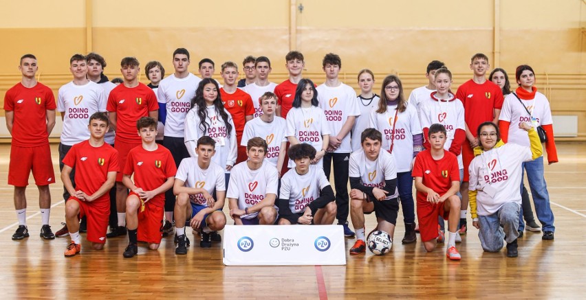 Młodzi piłkarze Korony z okazji Dnia Dobrych Uczynków zagrali w Kielcach mecz towarzyski z wolontariuszami z Ukrainy. Zobacz zdjęcia
