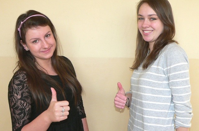 Maturzystki buskiego liceum: Julia Bałdyga (z prawej) i Aleksandra Nowak wchodziły na salę egzaminacyjną w bojowych nastrojach.