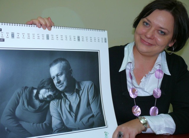 Barbara Nabrzeska prezentuje stronę w kalendarzu z Miecią Koźlak i Bogusławem Lindą.