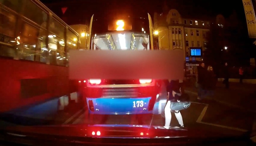 Zdarzenie nagrał kierowca, który zatrzymał się za tramwajem...