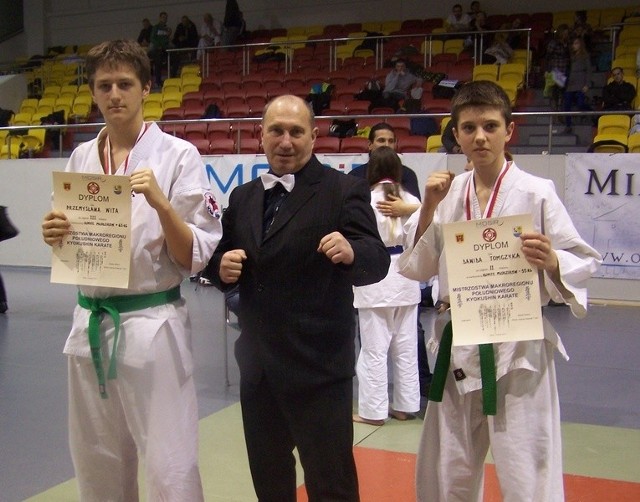 Karatecy z Przemysław Wit (z lewej) i Dawid Tomczyk oraz ich trener Ryszard Kiper byli bardzo zadowoleni z występu w Olkuszu.