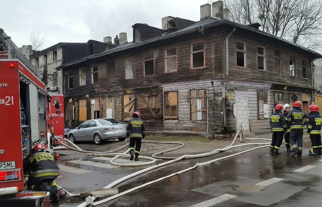 6 zastępów straży pożarnej gasiło pożar przy ul. Przędzalnianej.
