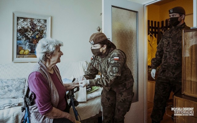 Żołnierze Wojsk Obrony Terytorialnej w całym kraju wspierają kombatantów. Przynoszą im posiłki, w tym przypadku 4. Warmińsko - Mazurska Brygady OT, a przed świętami zorganizują wirtualne połączenia z bliskimi.