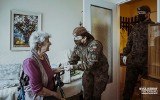 Żołnierze pomogą seniorom w wirtualnych spotkaniach z rodziną