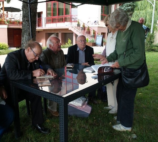 Wiesław Ochman, Adam Czopek i Juliusz Multarzyński podpisują płyty i książki.